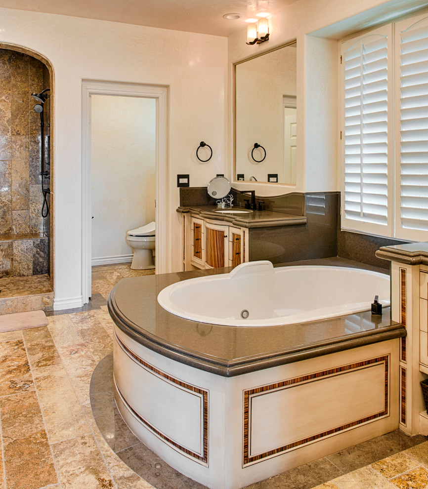 Uriges Badezimmer En Suite mit Quarzwerkstein-Waschtisch, Einbaubadewanne, Duschnische, gelben Fliesen, Steinfliesen und Travertin in Los Angeles