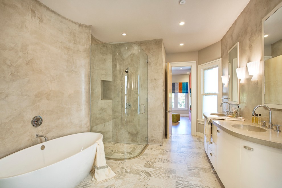 Bild på ett mellanstort funkis en-suite badrum, med ett fristående badkar, släta luckor, vita skåp, brunt golv och dusch med gångjärnsdörr