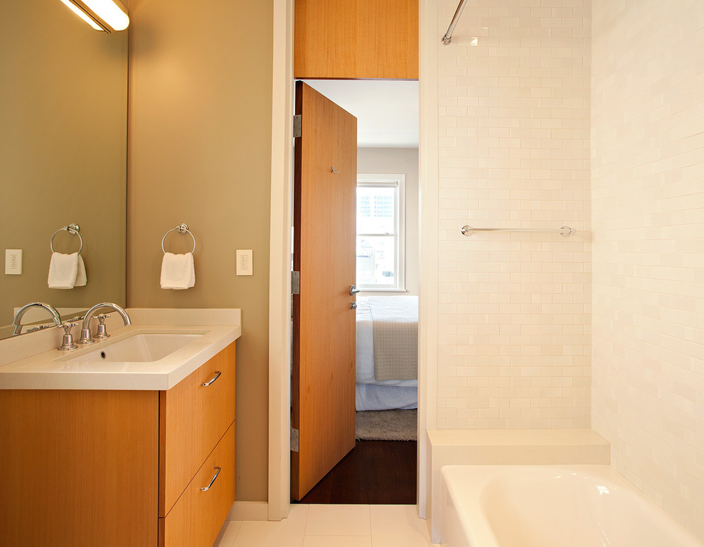 Foto på ett funkis vit en-suite badrum, med släta luckor, bruna skåp, beige väggar, ett undermonterad handfat och beiget golv