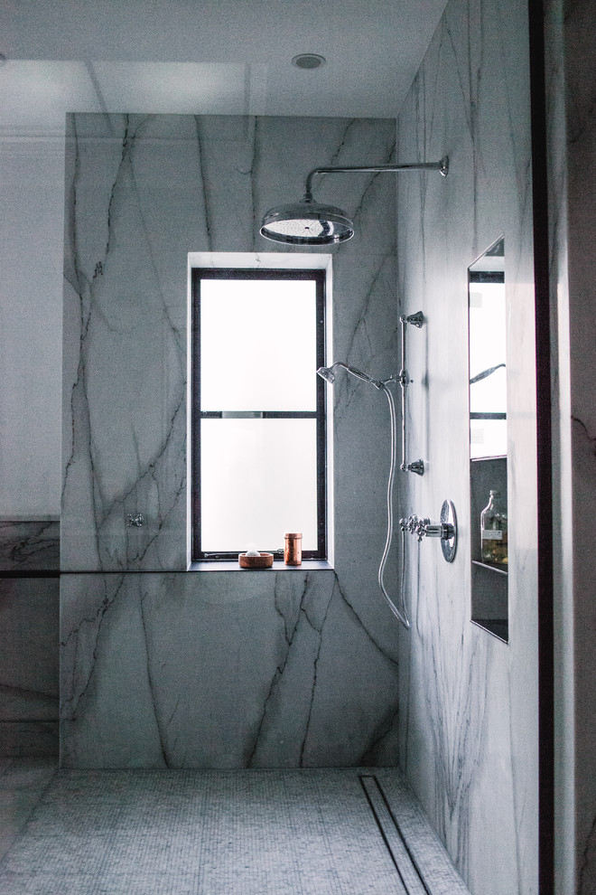 Exempel på ett stort klassiskt vit vitt en-suite badrum, med skåp i mörkt trä, ett undermonterat badkar, en kantlös dusch, vit kakel, marmorkakel, marmorgolv, ett undermonterad handfat, marmorbänkskiva, vitt golv och med dusch som är öppen