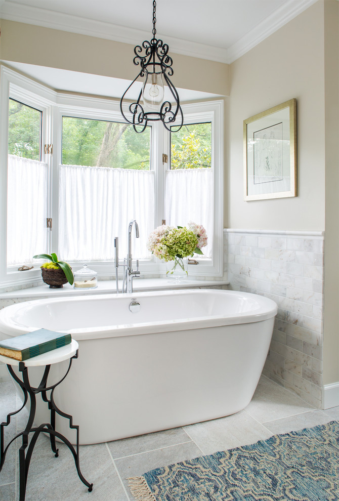 Esempio di una grande stanza da bagno padronale chic con top in marmo, vasca freestanding, doccia alcova, piastrelle bianche, piastrelle in pietra e pareti beige
