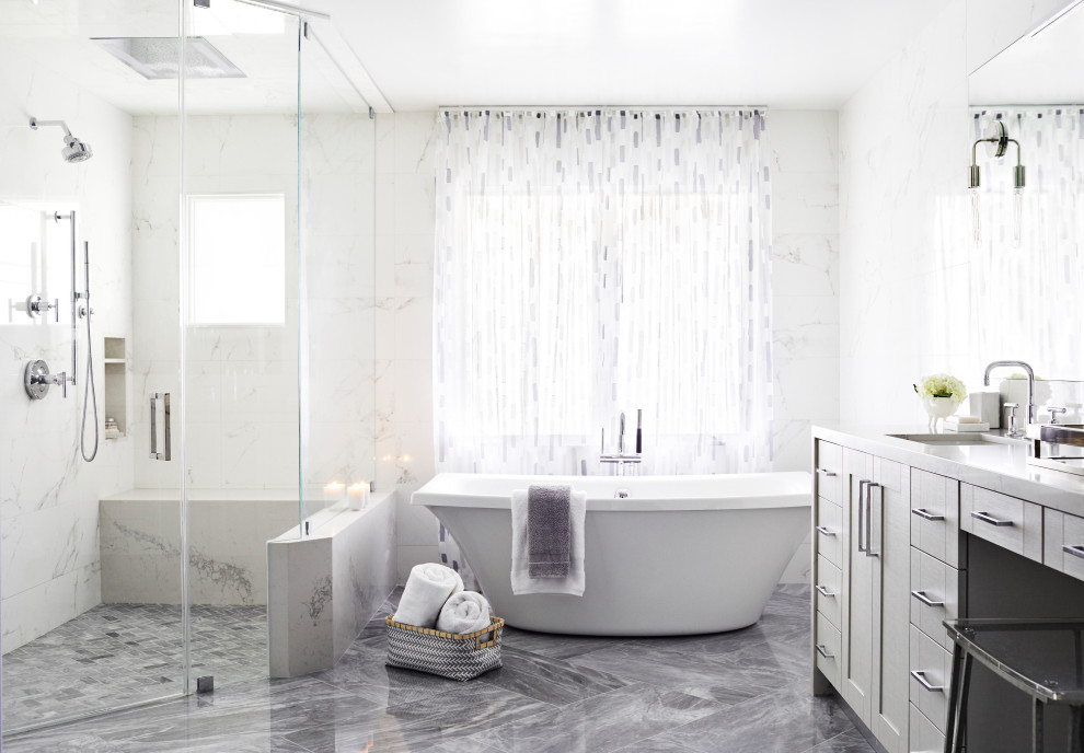 Идея дизайна: большая главная ванная комната в стиле неоклассика (современная классика) с фасадами в стиле шейкер, серыми фасадами, полом из керамической плитки, врезной раковиной, столешницей из кварцита, серым полом, душем с распашными дверями, серой столешницей, отдельно стоящей ванной, угловым душем, белой плиткой, плиткой из листового камня и белыми стенами