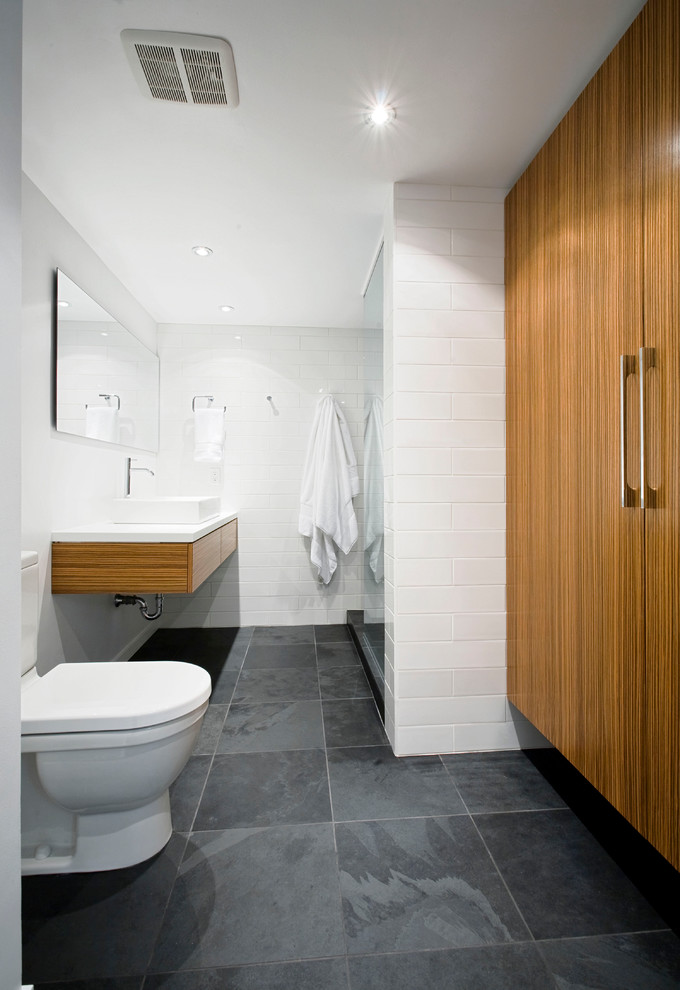 Стильный дизайн: серо-белая ванная комната в стиле модернизм с настольной раковиной, полом из сланца и серым полом - последний тренд