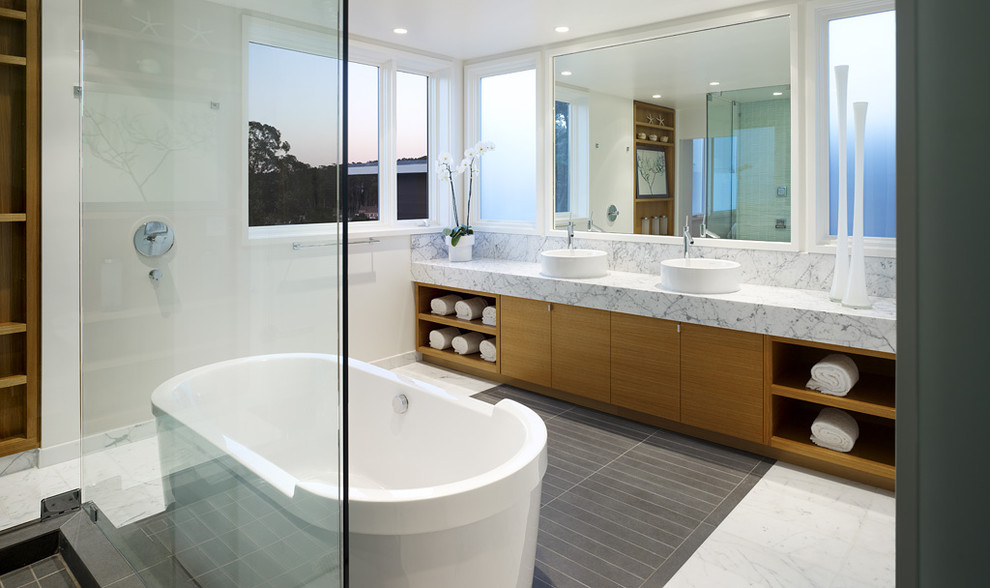 サンフランシスコにあるコンテンポラリースタイルのおしゃれな浴室 (置き型浴槽、大理石の洗面台、オープン型シャワー、ベッセル式洗面器、オープンシャワー) の写真