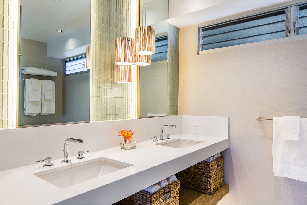 Cette photo montre une salle de bain principale tendance en bois brun de taille moyenne avec un lavabo encastré, un placard sans porte, un mur blanc, un carrelage blanc, un carrelage en pâte de verre et un plan de toilette en quartz.