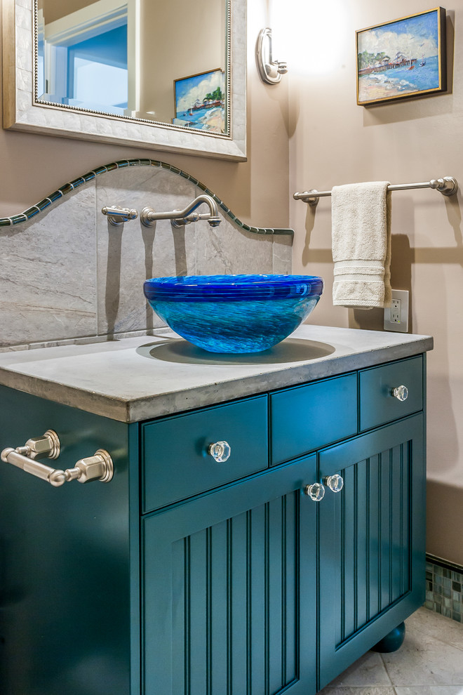 Esempio di una stanza da bagno con doccia costiera di medie dimensioni con ante in stile shaker, ante blu, piastrelle beige, piastrelle in ceramica, pareti beige, pavimento con piastrelle in ceramica, lavabo a consolle e top in cemento