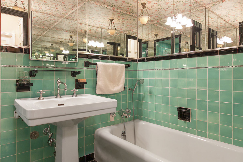 Foto på ett vintage badrum, med ett badkar i en alkov, grön kakel, keramikplattor och ett piedestal handfat