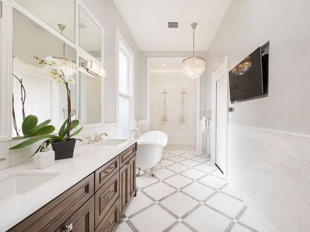 На фото: ванная комната в классическом стиле с фасадами с утопленной филенкой, темными деревянными фасадами, ванной на ножках, двойным душем и серыми стенами с