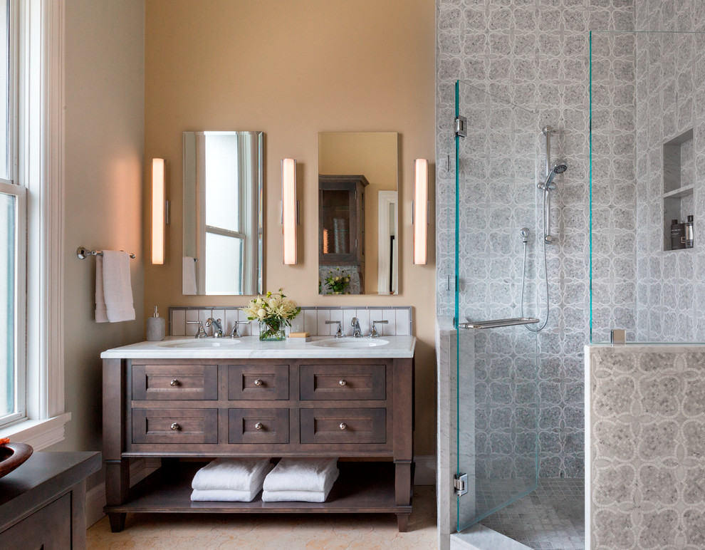 На фото: главная ванная комната в стиле неоклассика (современная классика) с фасадами в стиле шейкер, угловым душем, оранжевыми стенами, врезной раковиной, бежевым полом и душем с распашными дверями