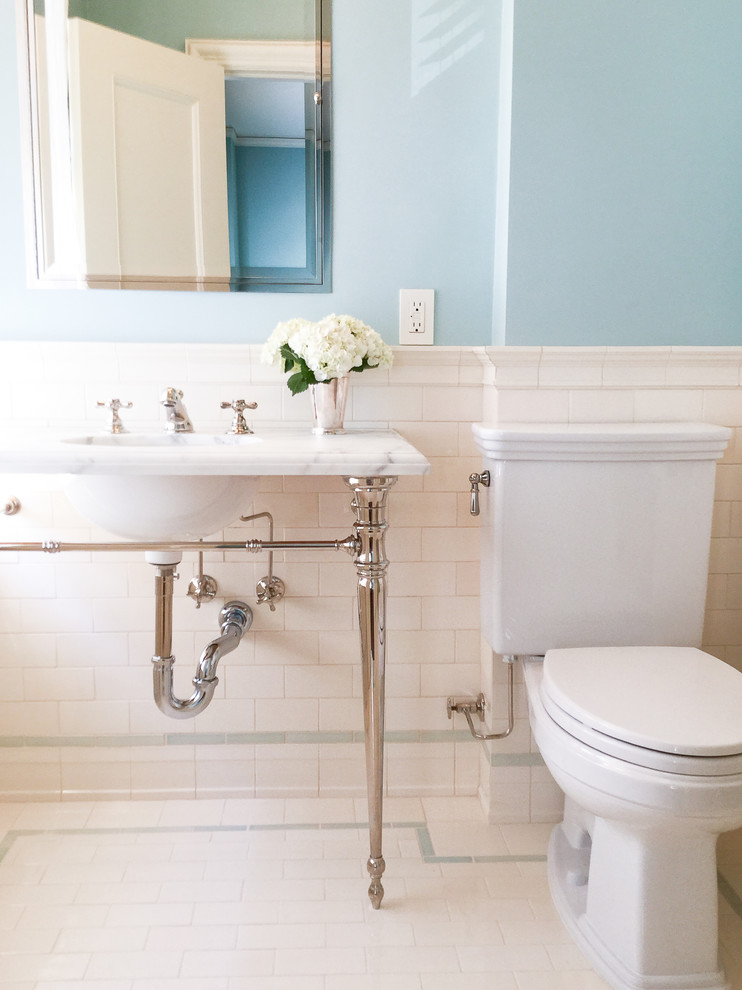 Ispirazione per una stanza da bagno con doccia classica di medie dimensioni con WC a due pezzi, piastrelle bianche, piastrelle in ceramica, pareti blu, pavimento con piastrelle in ceramica, lavabo a colonna e top in marmo