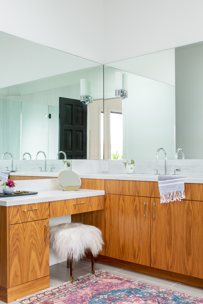 Свежая идея для дизайна: большая главная ванная комната в современном стиле с белыми стенами и полом из керамической плитки - отличное фото интерьера