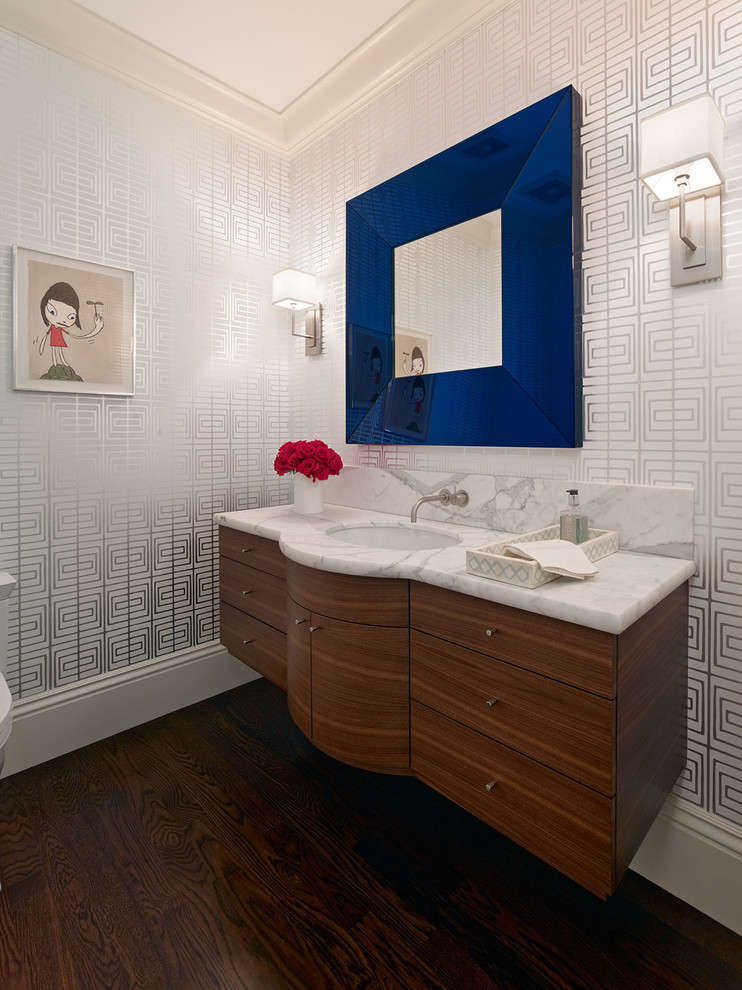 Modernes Badezimmer mit Unterbauwaschbecken, flächenbündigen Schrankfronten und dunklen Holzschränken in San Francisco