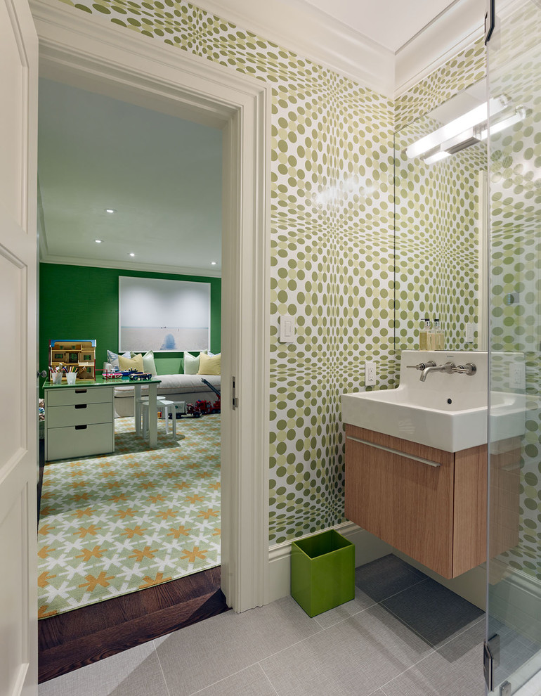 Immagine di una stanza da bagno design con lavabo sospeso, ante lisce, ante in legno scuro, doccia ad angolo e pareti verdi