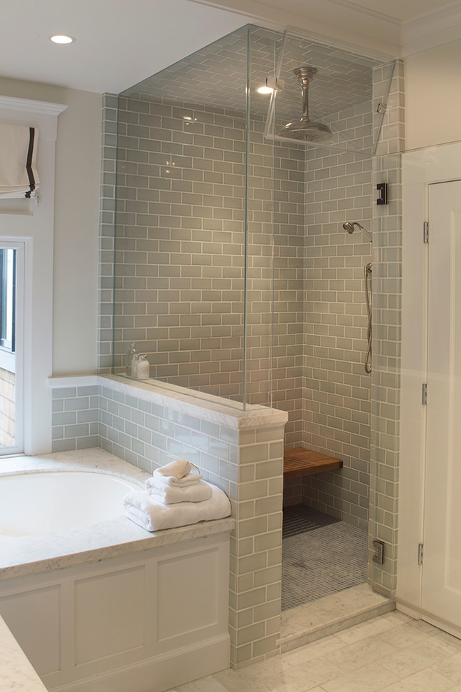 Inredning av ett klassiskt stort en-suite badrum, med möbel-liknande, vita skåp, ett undermonterat badkar, en hörndusch, grå kakel, tunnelbanekakel, grå väggar, klinkergolv i porslin, ett undermonterad handfat, bänkskiva i kvarts, grått golv och dusch med gångjärnsdörr