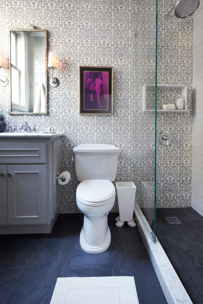 Idéer för att renovera ett mellanstort vintage badrum för barn, med luckor med upphöjd panel, grå skåp, en kantlös dusch, en toalettstol med separat cisternkåpa, flerfärgad kakel, flerfärgade väggar, ett nedsänkt handfat, marmorbänkskiva, dusch med gångjärnsdörr, marmorkakel, marmorgolv och blått golv