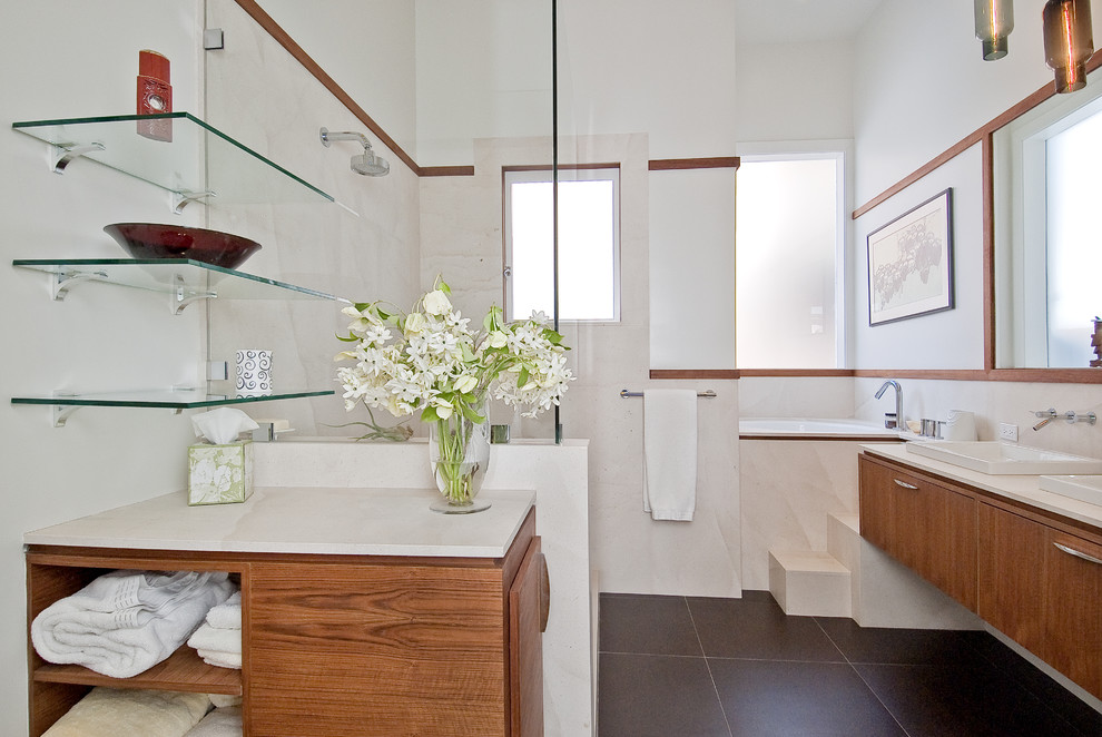 Стильный дизайн: ванная комната в современном стиле с настольной раковиной и белой столешницей - последний тренд