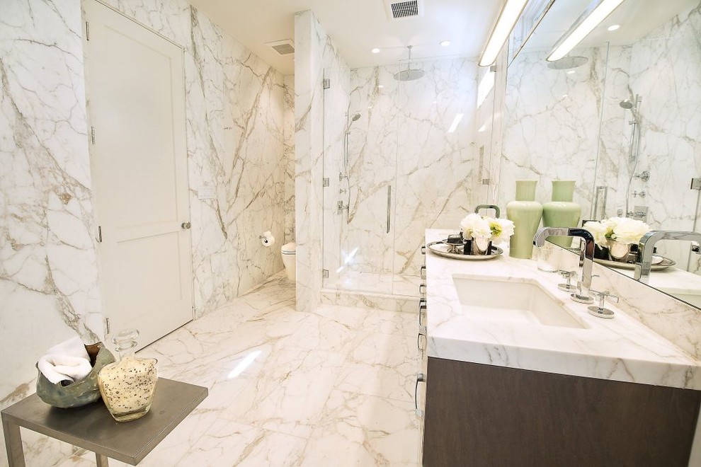 Cette photo montre une douche en alcôve chic avec un lavabo encastré, WC à poser et un sol en marbre.