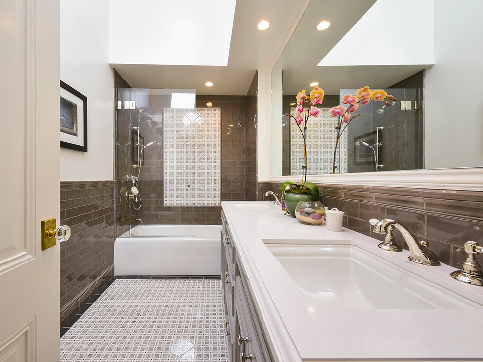 Стильный дизайн: главная ванная комната в классическом стиле с ванной в нише, душем над ванной, коричневой плиткой, плиткой кабанчик, разноцветными стенами, полом из керамогранита, врезной раковиной и открытым душем - последний тренд