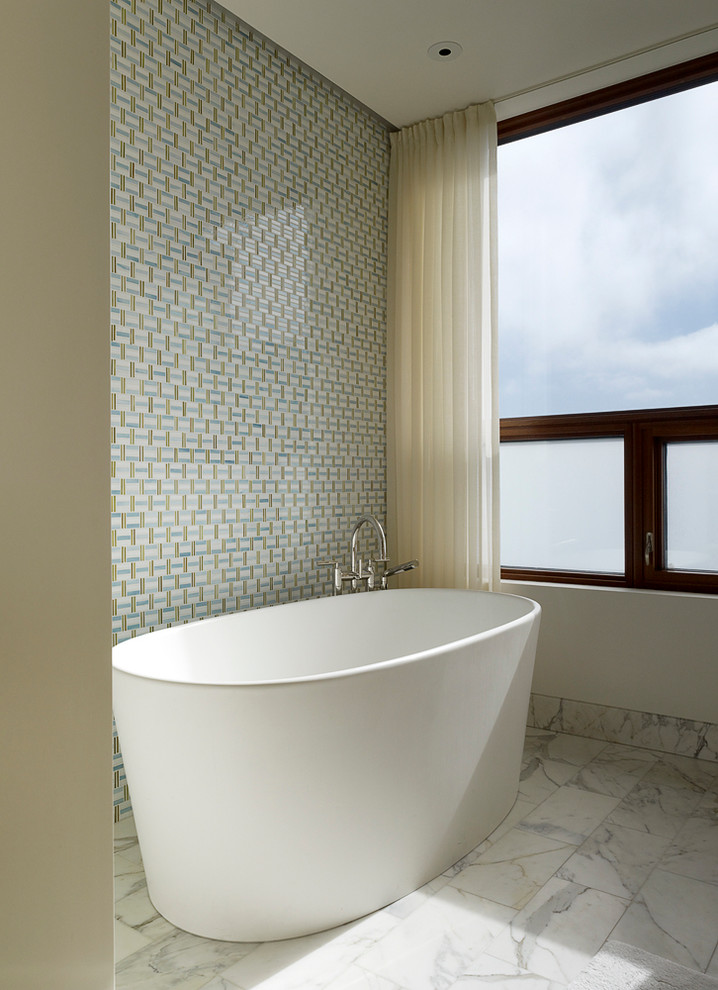 Idee per una grande stanza da bagno padronale minimalista con vasca freestanding, piastrelle multicolore, lastra di vetro, pareti bianche e pavimento in marmo