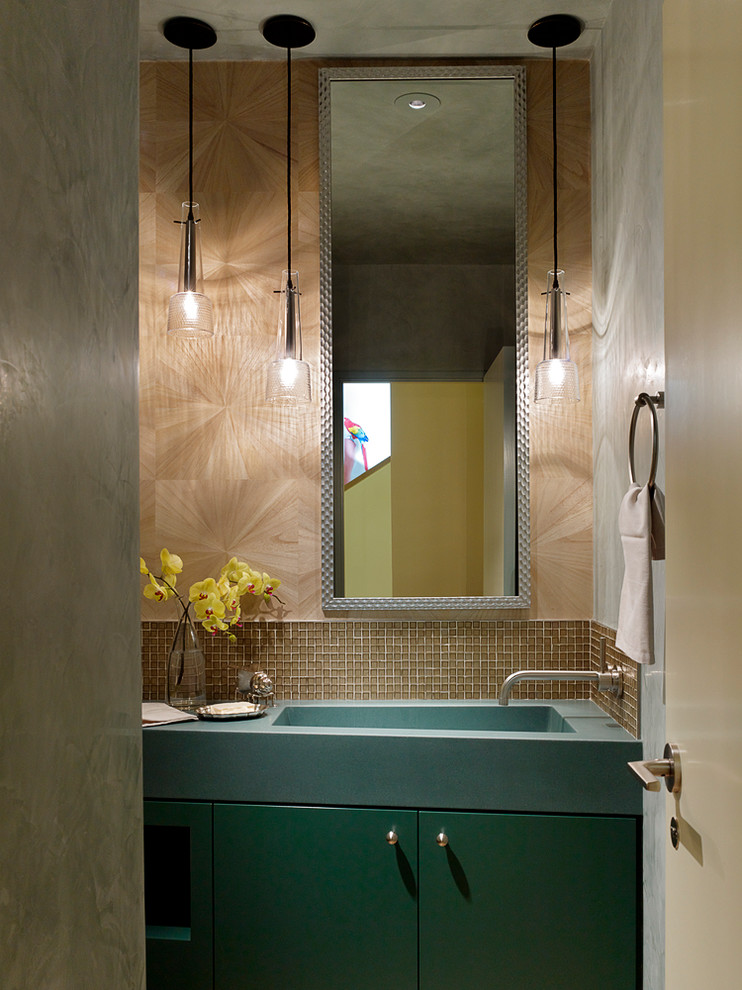 Стильный дизайн: большая ванная комната в стиле модернизм с плоскими фасадами, зелеными фасадами, коричневой плиткой, плиткой мозаикой, коричневыми стенами, душевой кабиной, монолитной раковиной и столешницей из искусственного камня - последний тренд