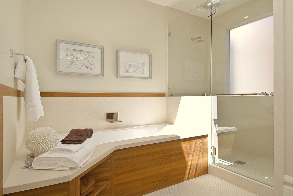 Diseño de cuarto de baño contemporáneo con armarios con paneles lisos, puertas de armario de madera oscura, bañera encastrada sin remate, ducha empotrada y baldosas y/o azulejos beige