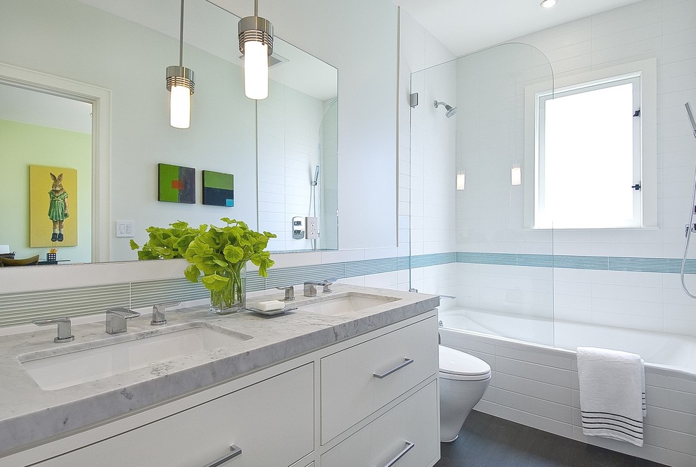 Exempel på ett modernt badrum, med ett badkar i en alkov och en dusch/badkar-kombination