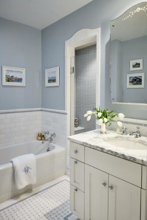 Пример оригинального дизайна: маленькая ванная комната в классическом стиле с фасадами с утопленной филенкой, белыми фасадами, ванной в нише, душевой комнатой, белой плиткой, синими стенами, полом из мозаичной плитки, душевой кабиной, врезной раковиной, мраморной столешницей, белым полом, душем с распашными дверями и белой столешницей для на участке и в саду