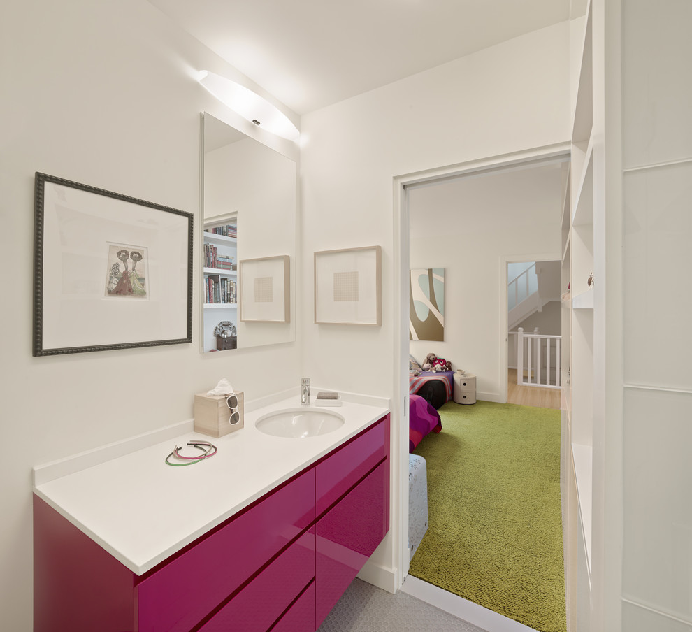 Immagine di una stanza da bagno per bambini design con lavabo sottopiano, ante lisce, pareti bianche e pavimento con piastrelle a mosaico