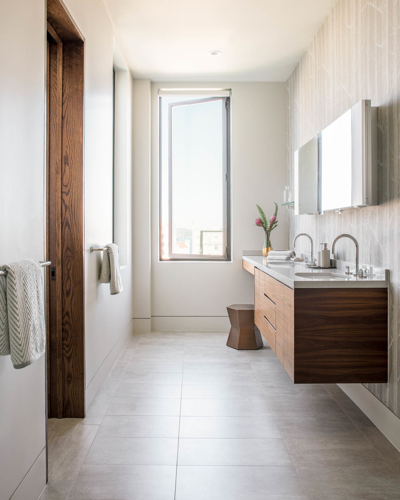 サンフランシスコにある高級な中くらいなコンテンポラリースタイルのおしゃれな浴室 (フラットパネル扉のキャビネット、中間色木目調キャビネット、白い壁、壁付け型シンク) の写真