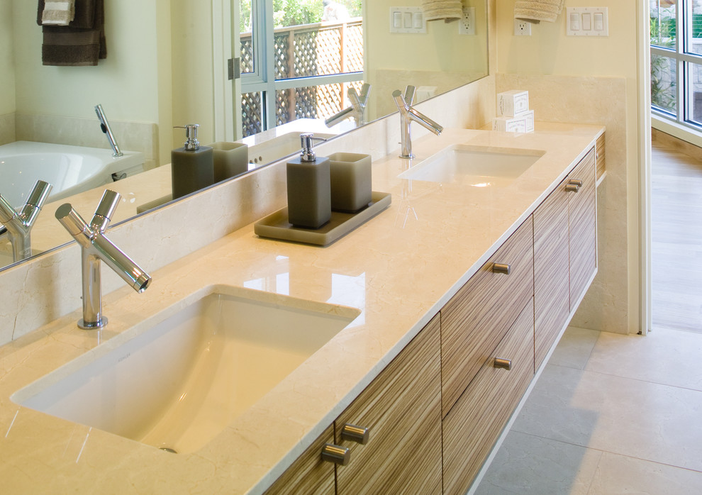 Ispirazione per una stanza da bagno padronale design di medie dimensioni con ante lisce, ante beige, WC monopezzo, pareti bianche, pavimento con piastrelle in ceramica, lavabo sottopiano, top in marmo e pavimento beige