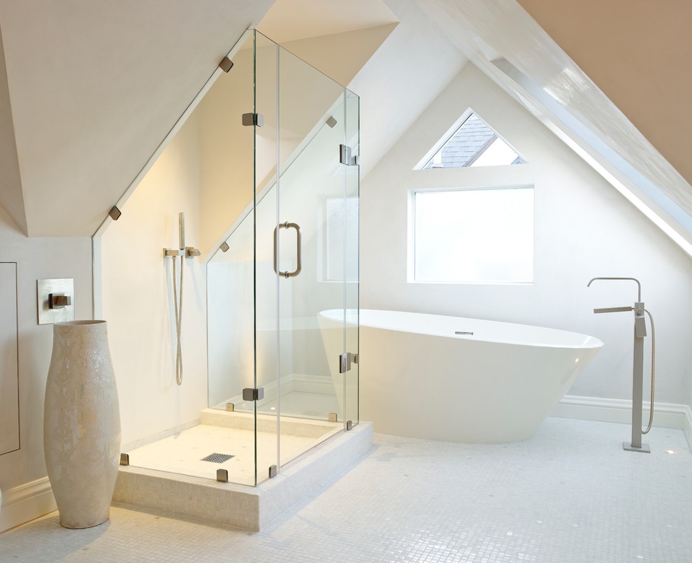 Immagine di una stanza da bagno minimal con vasca freestanding, doccia alcova, piastrelle bianche, piastrelle a mosaico, pareti beige, porta doccia a battente e pavimento bianco
