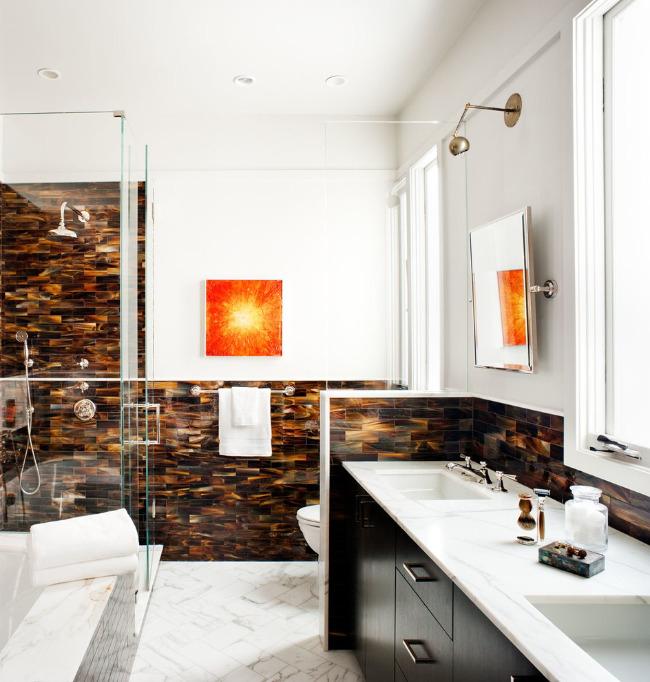 Modernes Badezimmer mit Unterbauwaschbecken, flächenbündigen Schrankfronten, schwarzen Schränken, Eckdusche, braunen Fliesen, Steinfliesen und weißer Wandfarbe in San Francisco