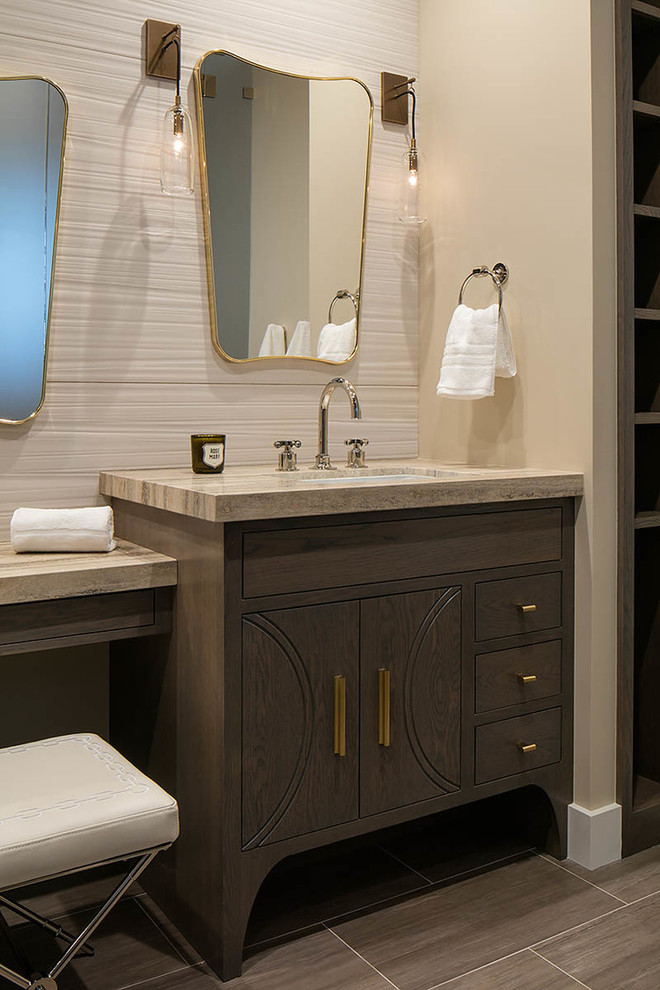 Imagen de cuarto de baño tradicional renovado con armarios con paneles lisos, puertas de armario de madera en tonos medios, paredes beige y lavabo bajoencimera