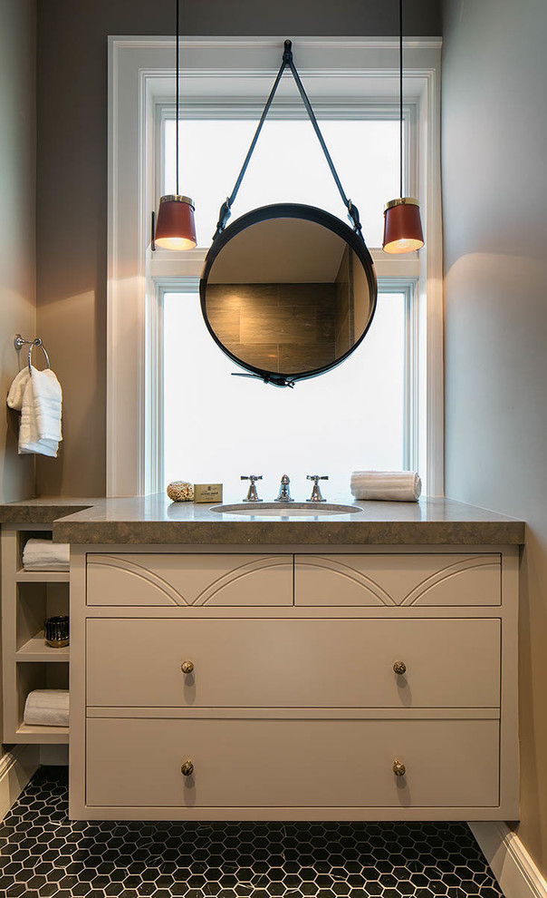 Пример оригинального дизайна: ванная комната в стиле неоклассика (современная классика) с плоскими фасадами, белыми фасадами, коричневыми стенами, полом из мозаичной плитки и врезной раковиной