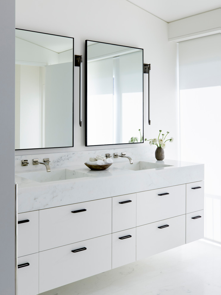 Inspiration för mycket stora moderna vitt en-suite badrum, med släta luckor, vita skåp, vita väggar, ett integrerad handfat, marmorbänkskiva och vitt golv