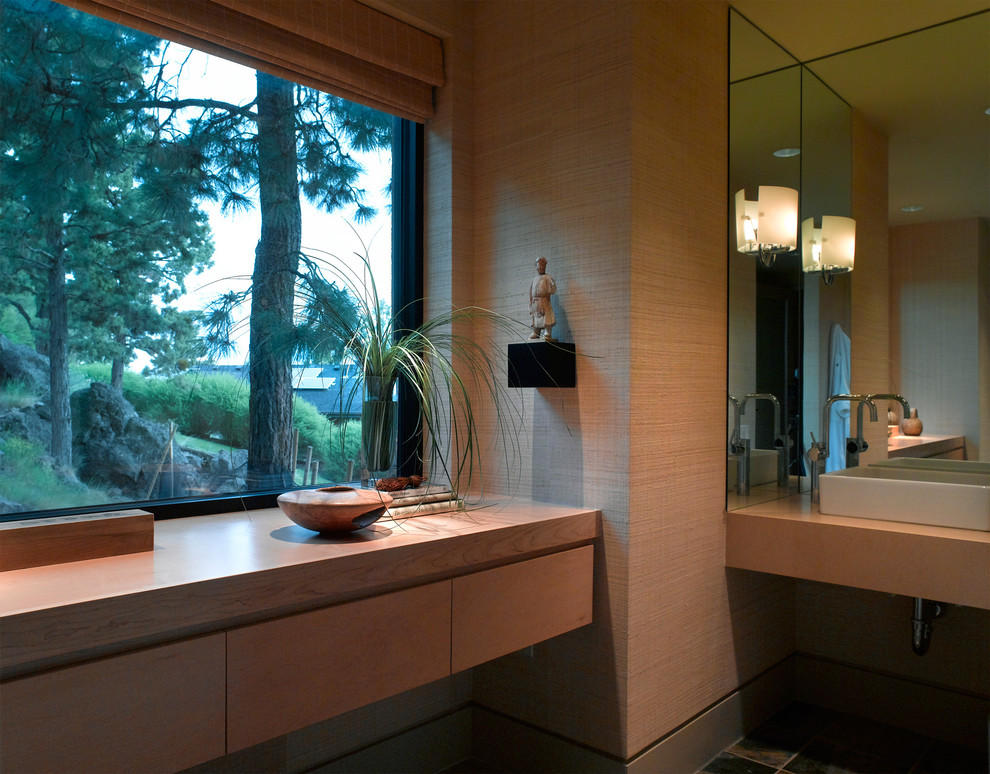 Свежая идея для дизайна: главная ванная комната среднего размера в современном стиле с плоскими фасадами, бежевыми фасадами, бежевыми стенами, полом из сланца, настольной раковиной, столешницей из дерева и разноцветным полом - отличное фото интерьера