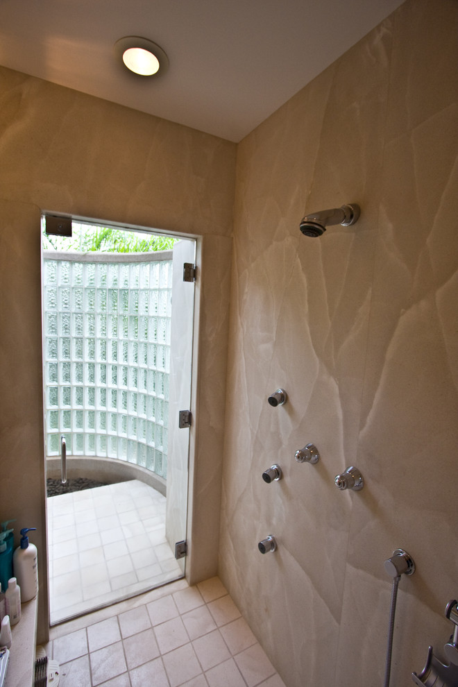 Immagine di una stanza da bagno padronale minimal con doccia aperta