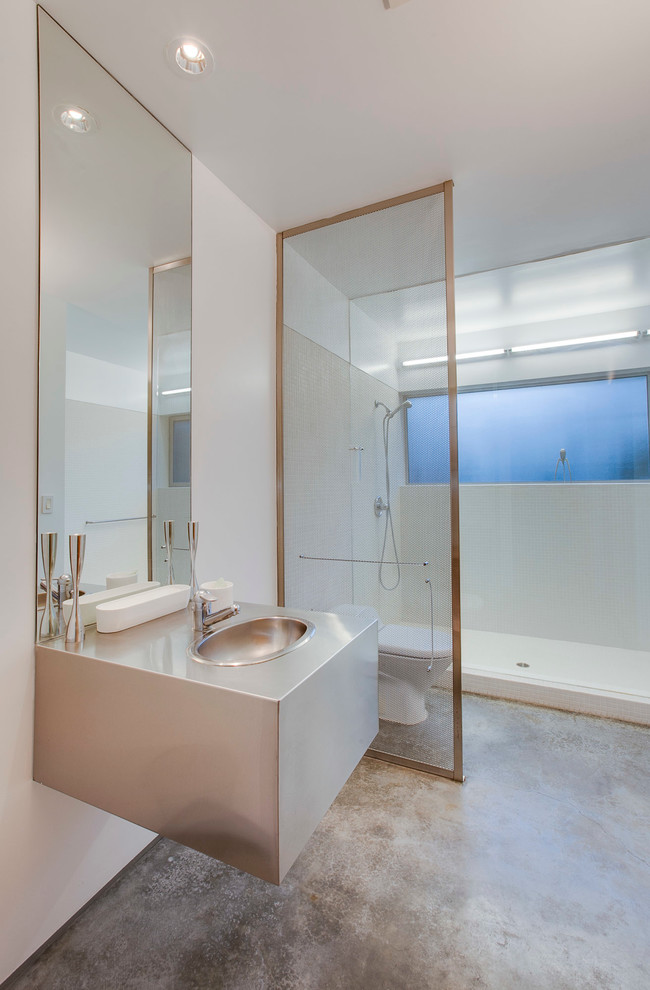Exemple d'une salle de bain tendance avec une fenêtre.