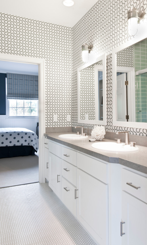 Ejemplo de cuarto de baño clásico renovado con lavabo encastrado, armarios estilo shaker, puertas de armario blancas, paredes multicolor y encimeras grises