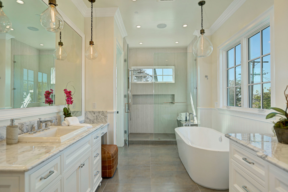 На фото: ванная комната в классическом стиле с накладной раковиной, фасадами с утопленной филенкой, белыми фасадами, отдельно стоящей ванной, душем в нише и бежевыми стенами с