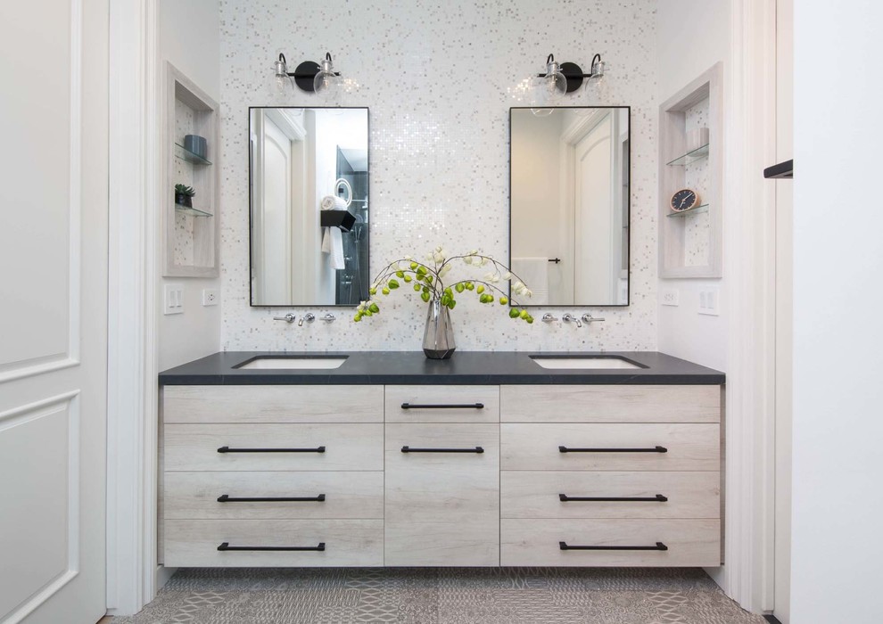 На фото: ванная комната в современном стиле с плоскими фасадами, светлыми деревянными фасадами, белой плиткой, плиткой мозаикой, белыми стенами, врезной раковиной, серым полом и черной столешницей с