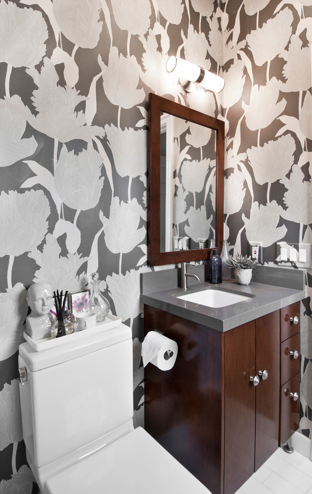 Ejemplo de aseo clásico renovado con lavabo bajoencimera, armarios con paneles lisos, puertas de armario de madera en tonos medios, paredes multicolor y encimeras grises