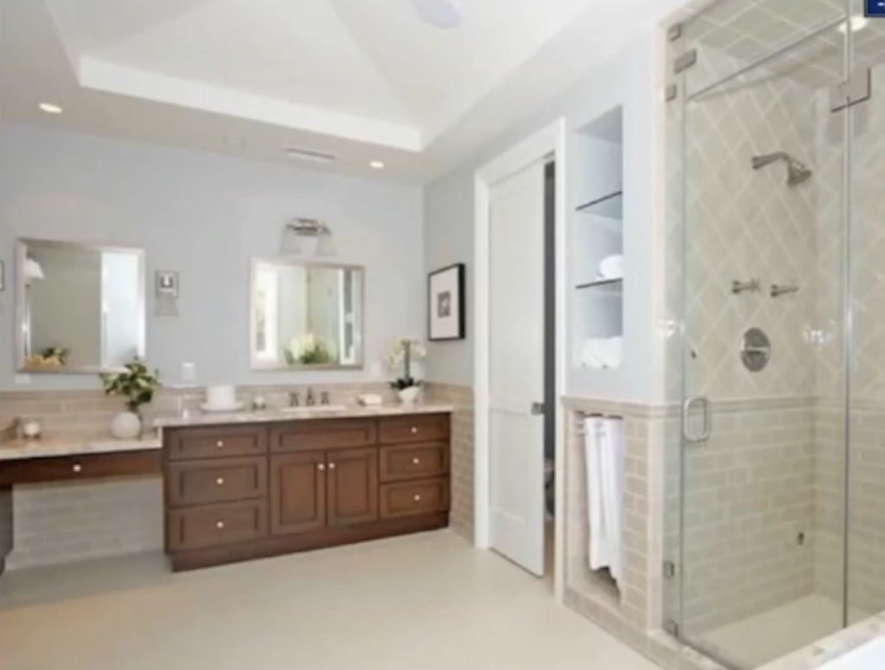 Exempel på ett maritimt badrum, med ett hörnbadkar, en dusch/badkar-kombination, grå väggar, ett undermonterad handfat och dusch med skjutdörr