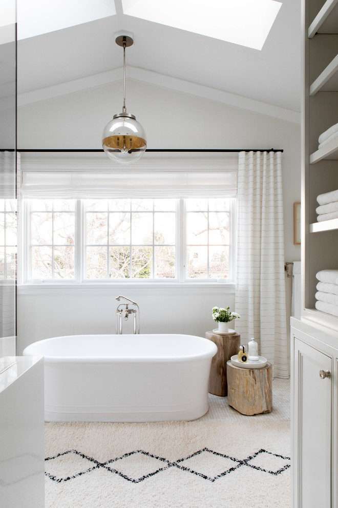Foto di una grande stanza da bagno padronale classica con vasca freestanding, pareti grigie, pavimento con piastrelle a mosaico e pavimento beige
