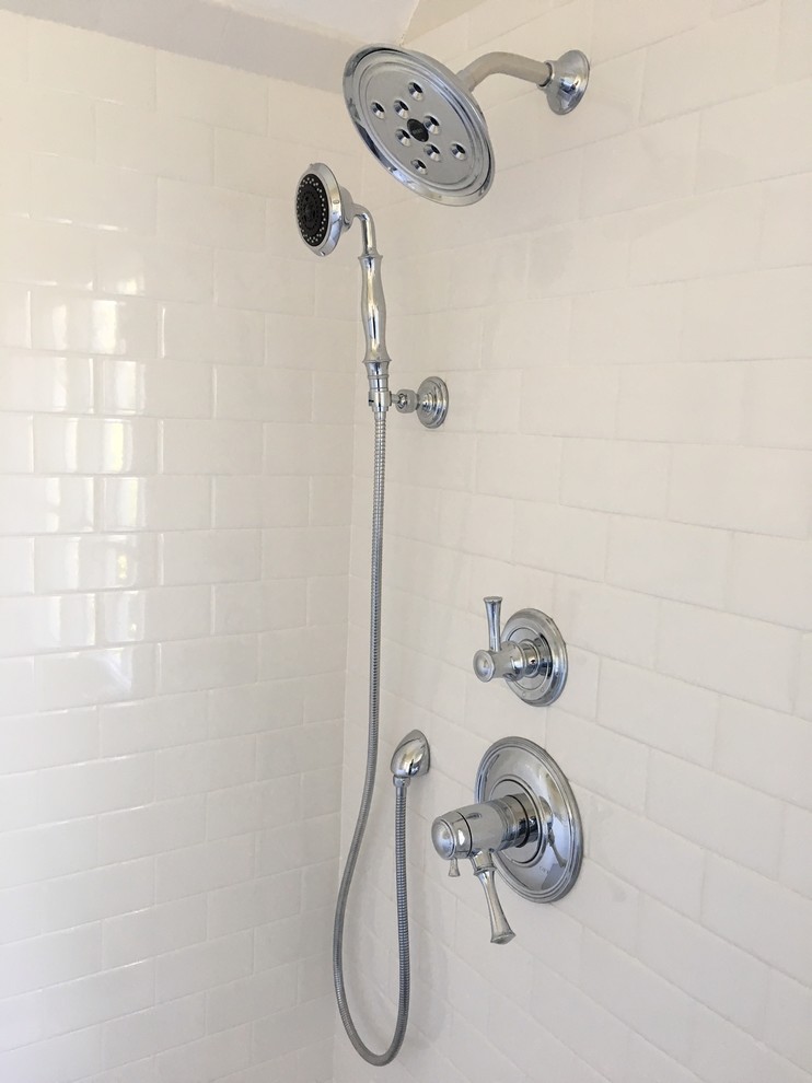 Свежая идея для дизайна: большая главная ванная комната в современном стиле с отдельно стоящей ванной, угловым душем, полом из керамогранита, мраморной столешницей, серым полом и душем с распашными дверями - отличное фото интерьера