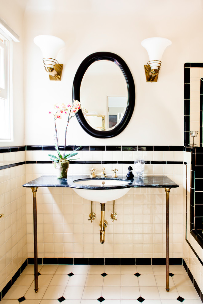 Imagen de cuarto de baño azulejo de dos tonos clásico con lavabo bajoencimera, baldosas y/o azulejos blancos y paredes blancas