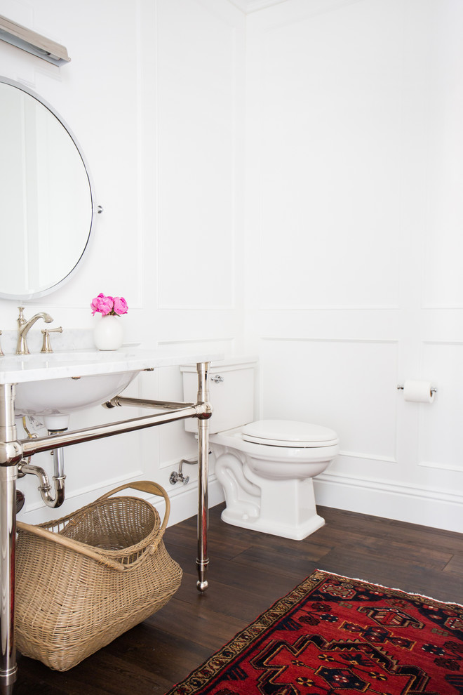 На фото: ванная комната среднего размера в стиле неоклассика (современная классика) с мраморной столешницей, белыми стенами и темным паркетным полом
