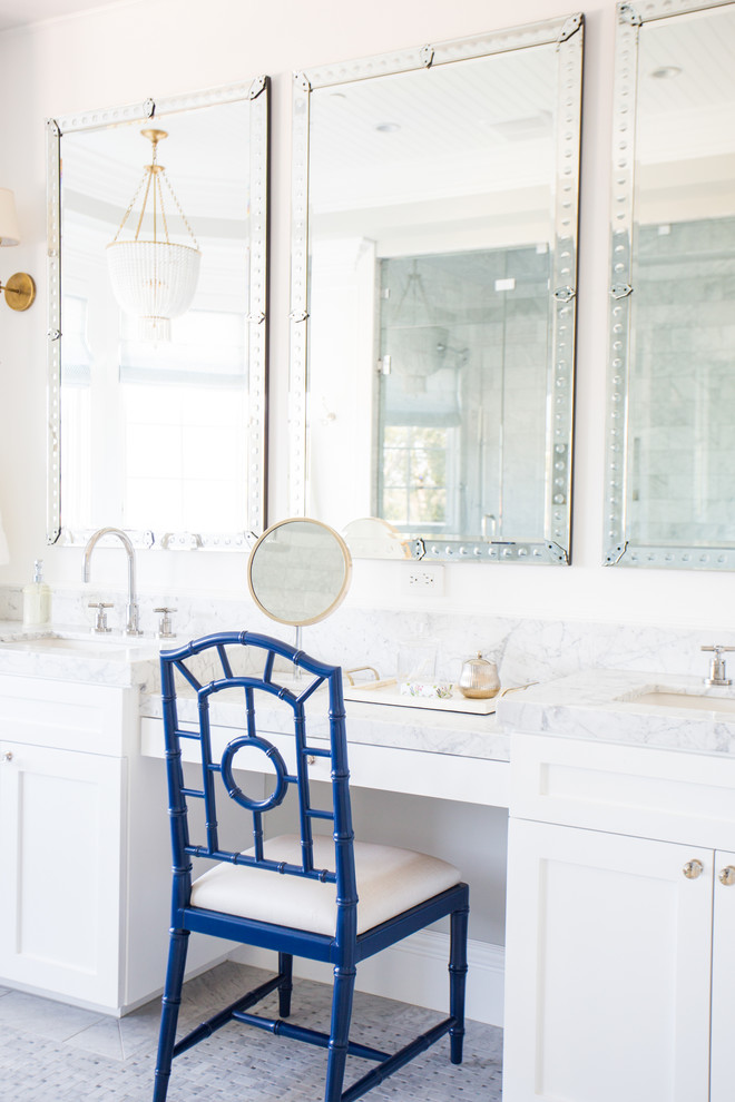 Immagine di una grande stanza da bagno padronale classica con top in marmo, vasca freestanding e pareti bianche