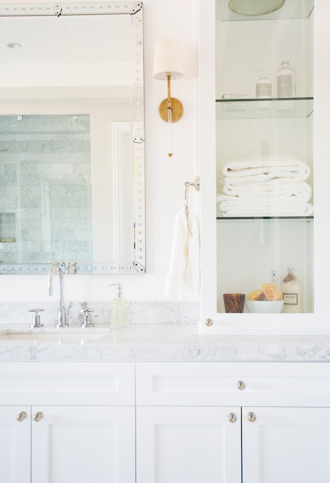 Großes Klassisches Badezimmer En Suite mit Marmor-Waschbecken/Waschtisch, freistehender Badewanne und weißer Wandfarbe in Los Angeles