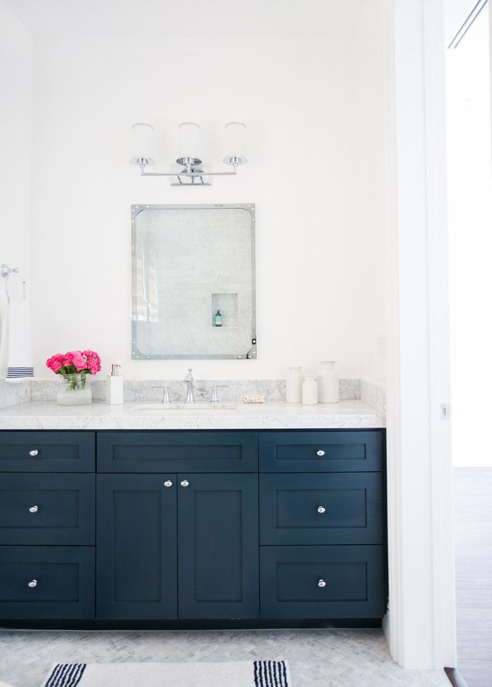 Источник вдохновения для домашнего уюта: большая ванная комната в стиле неоклассика (современная классика) с синими фасадами, мраморной столешницей, белыми стенами, врезной раковиной и фасадами в стиле шейкер